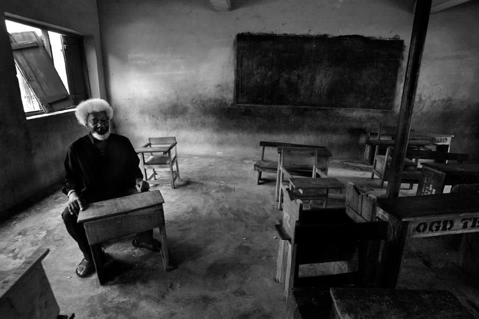 Wole Soyinka, escritor nigeriano, captado en la escuela donde estudió en su infancia. Fue ganador del Nobel en 1986.