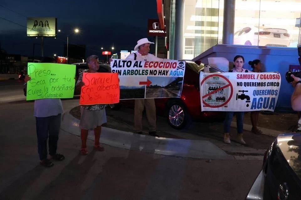 Vecinas de la Colonia Mitras Centro protestan a la altura de la agencia Honda, cerca del cruce de Gonzalitos y Carlos Canseco.