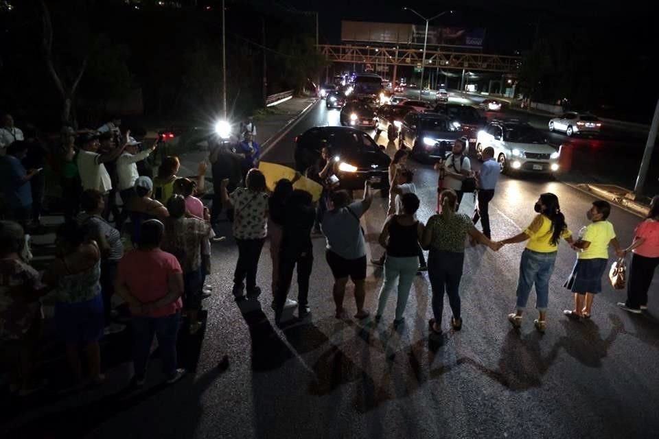 Vecinas del sur de Monterrey bloquearon la Avenida Garza Sada, pero 5 minutos después se hicieron a un lado y liberaron la vialidad.