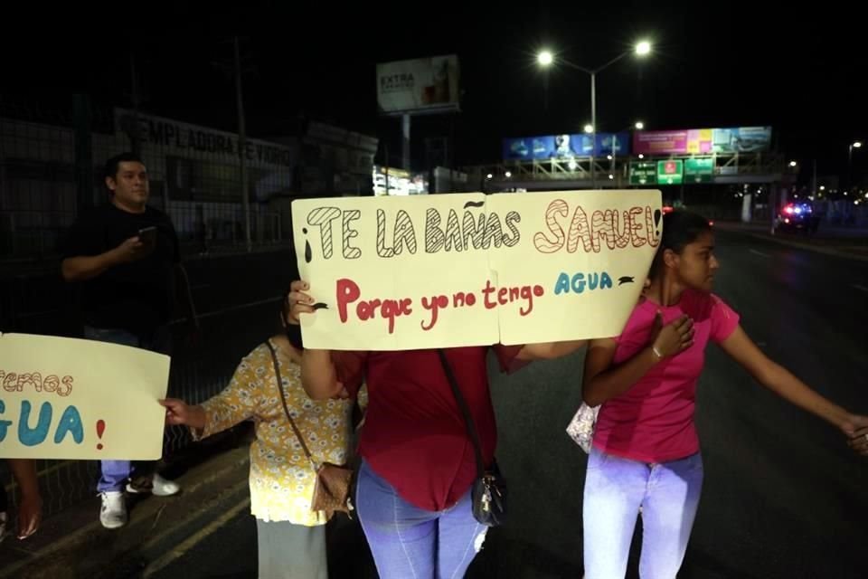 Las vecinas reclamaron por la falta de agua en sus casas, en la Avenida Garza Sada, a la altura del Parque Canoas.