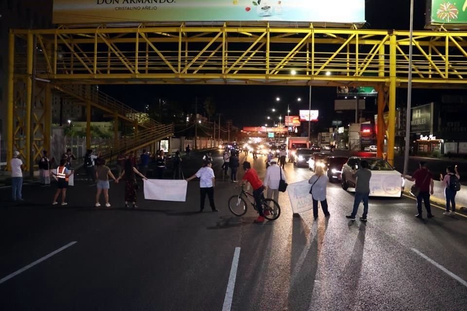 Afectados del sector Mitras Centro bloquearon la vialidad al norte en la Avenida Gonzalitos.