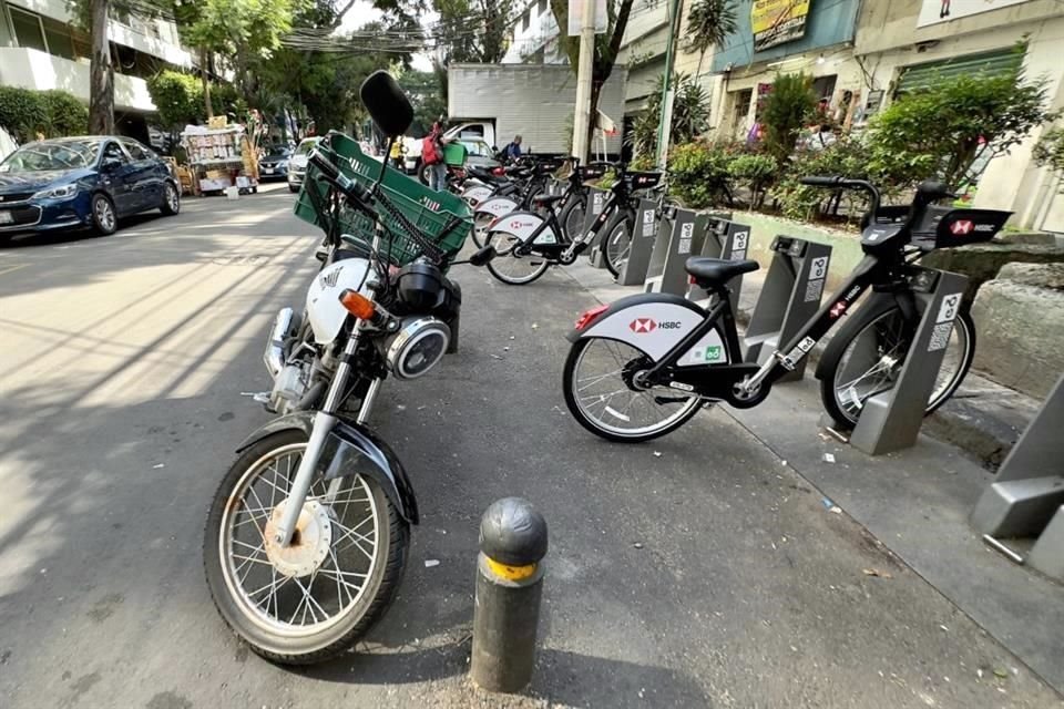 En algunas ocasiones, las motocicletas se estacionan en espacios para bicis.