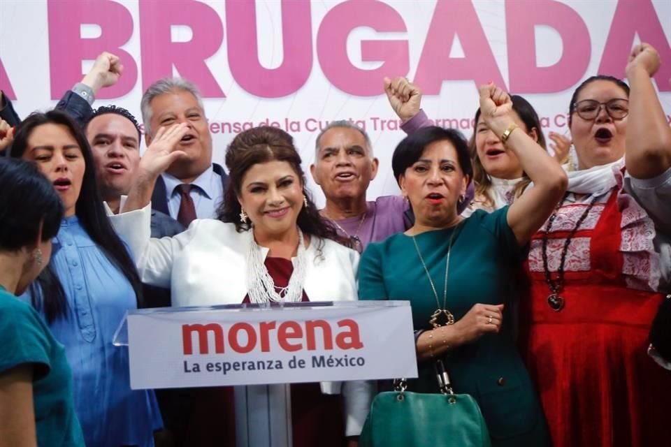 La Alcaldesa Clara Brugada ayer, durante su registro en la sede de Morena.