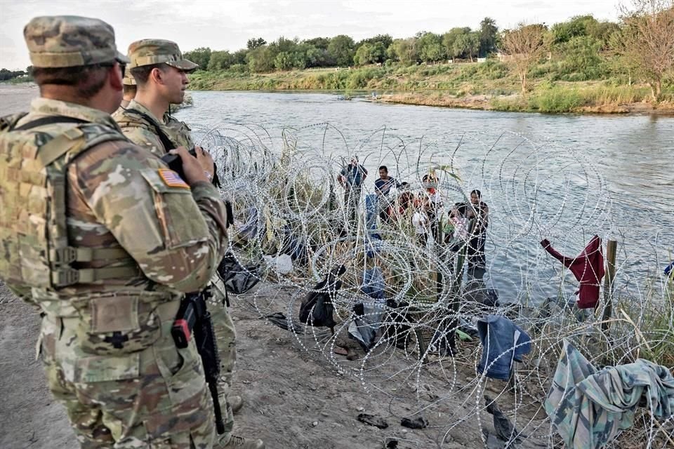 Frontera sur de EU registró nuevo récord de migrantes detenidos al lograr más de 2 millones 400 mil capturas en año fiscal 2023, según CBP.