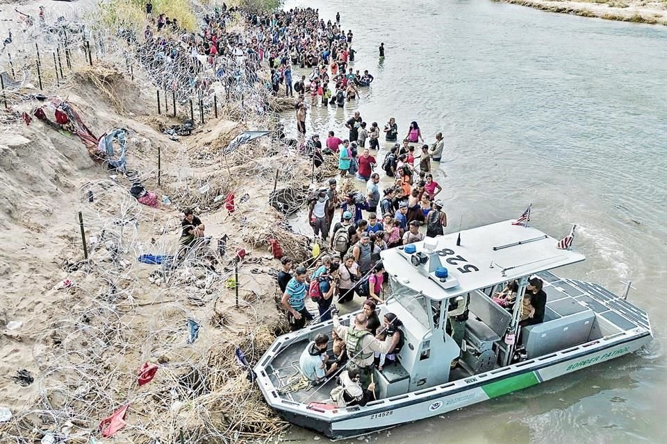 Grupos con cientos de migrantes, principalmente venezolanos, llegan a diario para pedir asilo en Eagle Pass, como uno de más de 300 personas que arribó ayer.