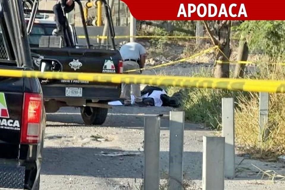 Cinco bultos con restos humanos fueron abandonados en la Autopista al Aeropuerto, en Apodaca.