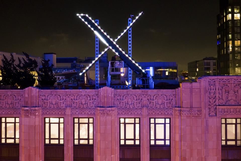 El logo 'X' en el techo de las oficinas centrales de la compañía antes conocida como Twitter.