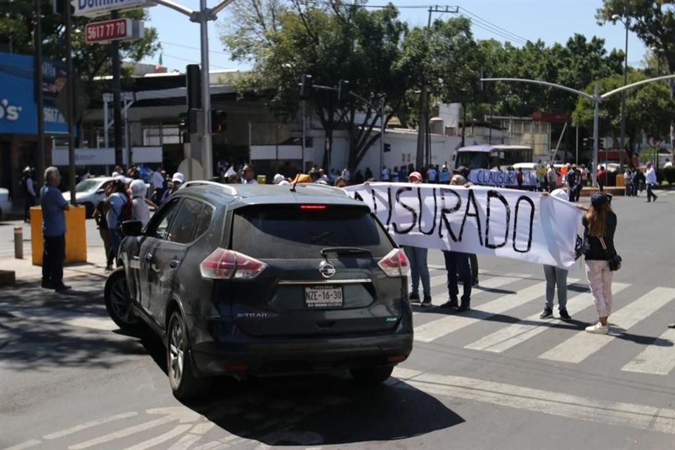 El bloqueo lo hacen en ambos sentidos, razón por la que automovilistas deben buscar vías alternas.