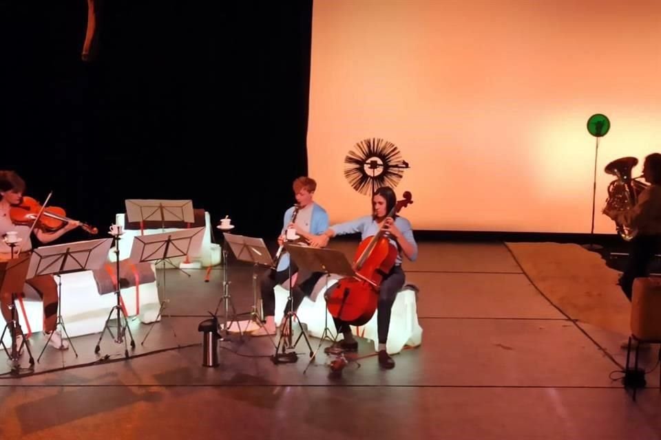 El ensamble que ejecutará la pieza de Moussong durante un ensayo previo a su estreno este miércoles en la sala La Pokop de Estrasburgo.