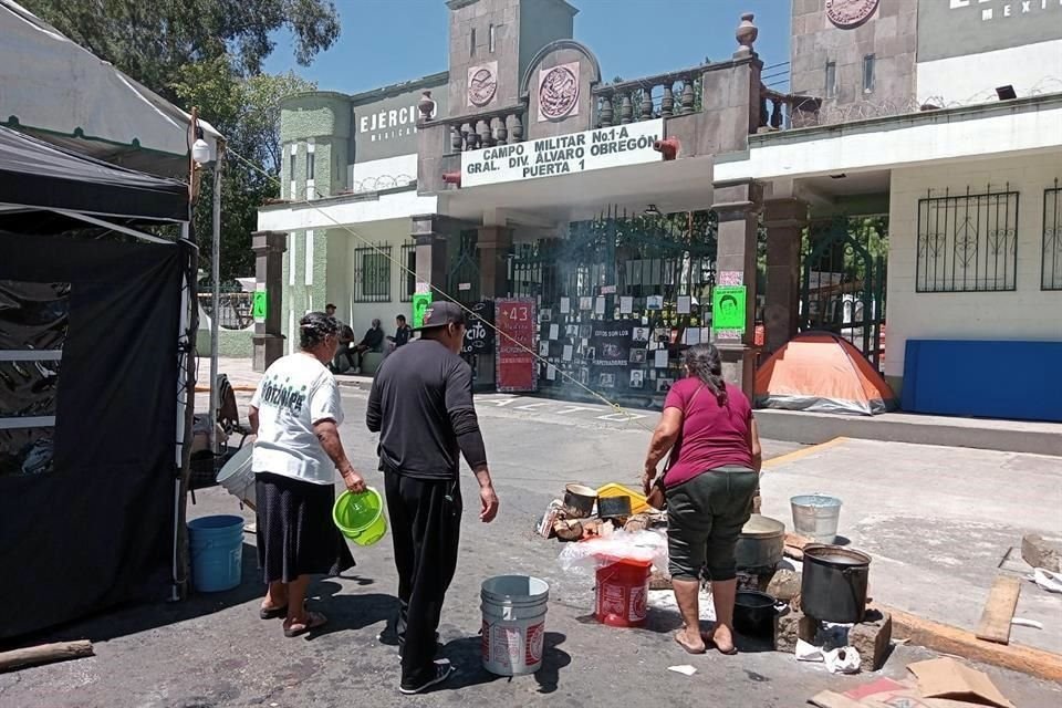 Aspecto del plantón instalado afuera del Campo Militar 1A, en la Ciudad de México.