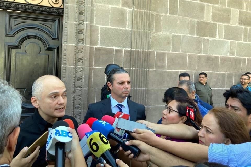 Al final la reunión de seguridad, atendieron a los medios de comunicación a las afueras del Palacio de Gobierno.