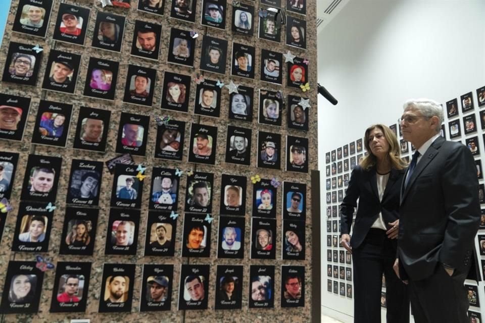 El Secretario de Justicia de EU, Merrick Garland, junto con la Administradora de la DEA, Anne Milgram, con retratos de personas que murieron por drogas.