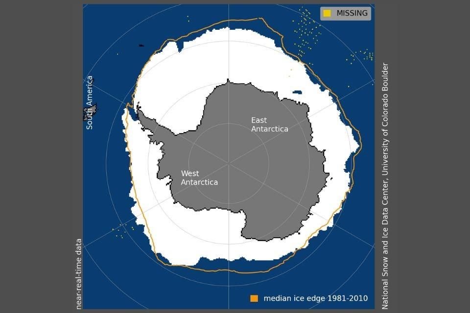 Extensión de hielo marino el 10 de septiembre de 2023. La línea naranja marca el perímetro de la extensión promedio de 1981-2010.