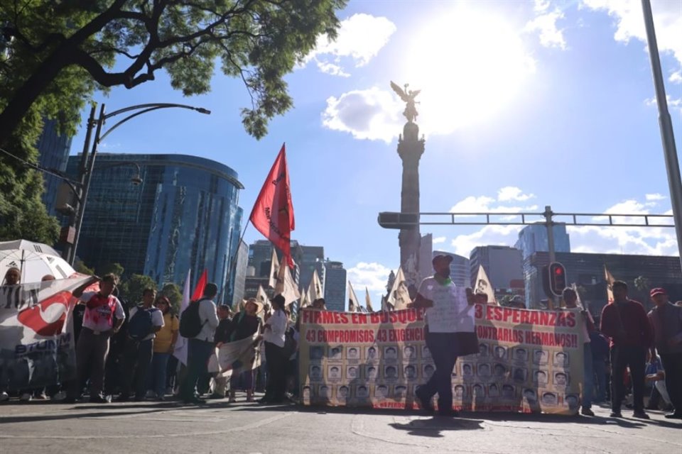 Padres de los 43 normalistas de Ayotzinapa marchan a 9 años de la desaparición de los estudiantes.