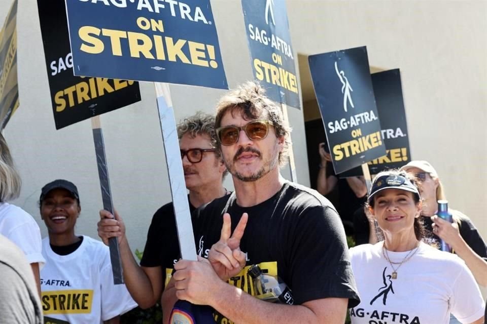 Pedro Pascal (al centro) camina en un piquete con miembros en huelga de SAG-AFTRA afuera de Warner Bros. Studio.