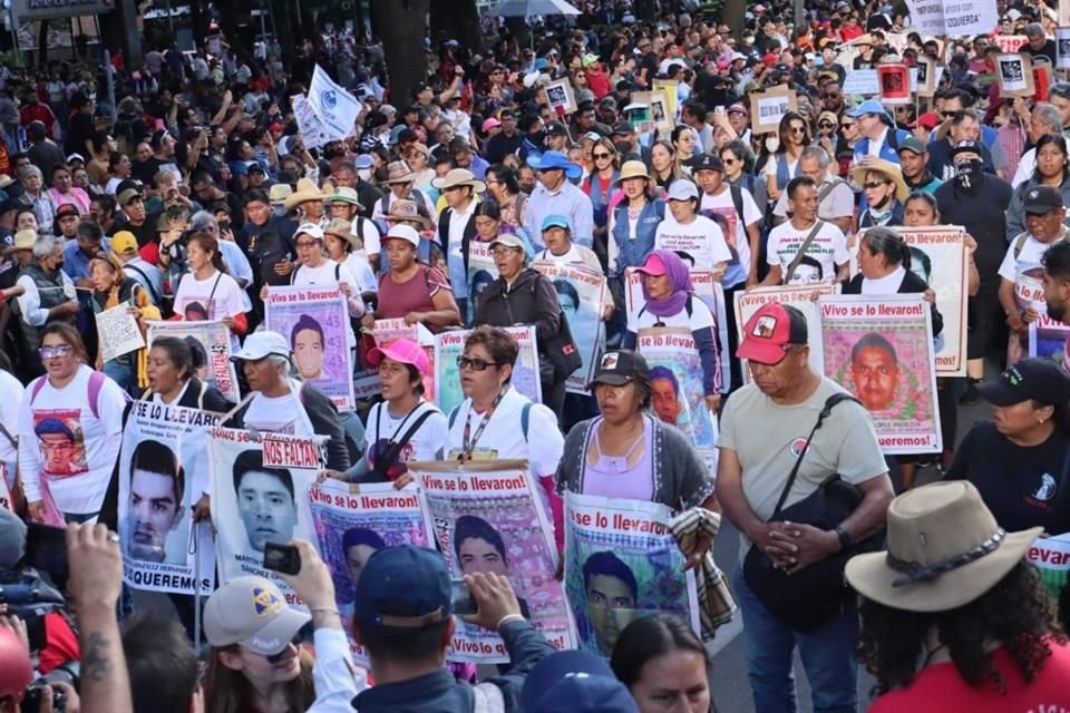 Padres de los 43 normalistas desaparecidos encabezan uno de los contingentes.