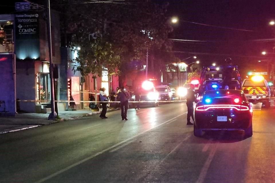 Paramédicos auxiliaron a los cuatro lesionados tras la agresión cometida en el bar ubicado en la Avenida Vasconcelos.