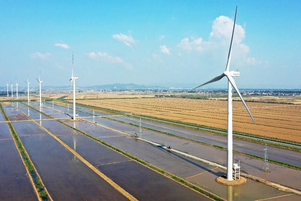 n una base de generación de energía eólica en el condado Susong, las turbinas eólicas en los campos de cultivo de cangrejos de río forman un paisaje idílico.