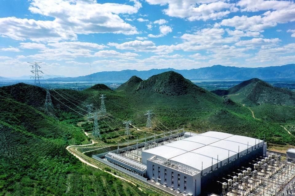 Una estación convertidora ubicada en el distrito Yanqing de Beijing, que forma parte de la red eléctrica flexible de corriente continua de Zhangbei, suministra electricidad limpia a Beijing.