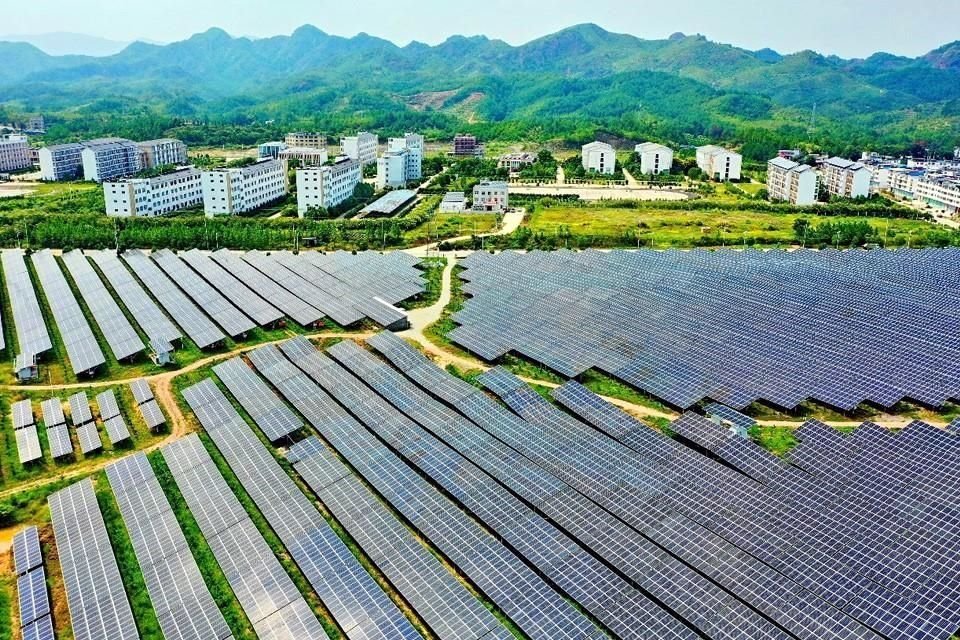 Los paneles están instalados en las colinas, los techos de los edificios escolares y las casas en el distrito Ziyun, donde se construyó una planta de energía para luchar con la pobreza.