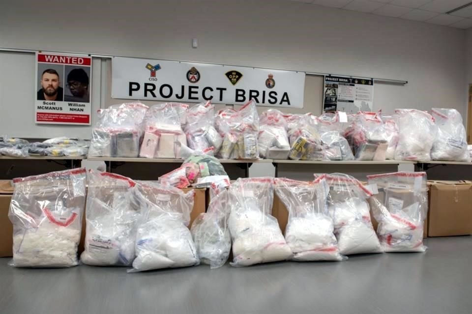 La Policía de Toronto incautó 444 kilos de cocaína, 182 kilos de metanfetamina, 427 kilos de marihuana, 300 píldoras de oxycodina y 966 mil 20 dólares canadienses.