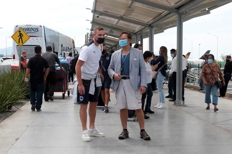 Los Rayados partieron este martes a la Riviera Maya y aprovecharon para complacer a algunos aficionados en el Aeropuerto.