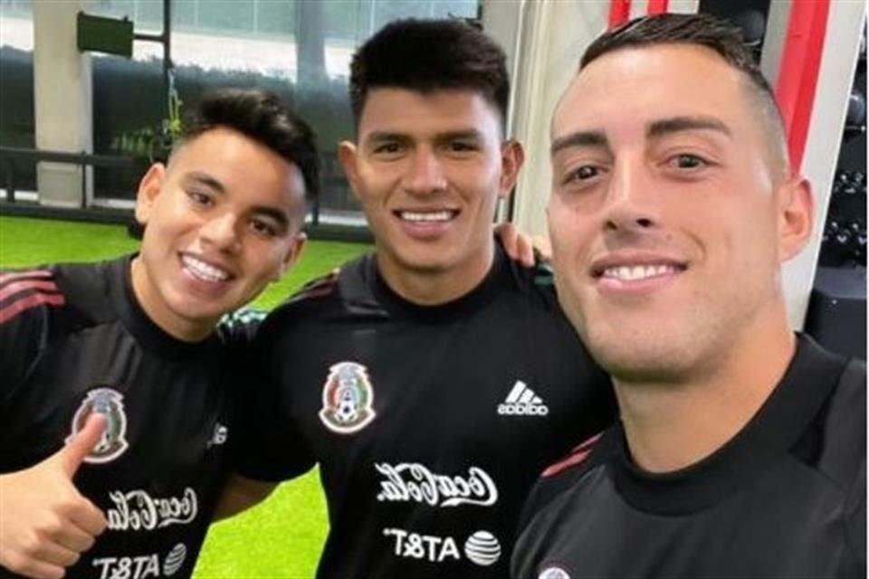 Charly Rodríguez y Jesús Gallardo, sus compañeros en Rayados, le dieron la bienvenida.