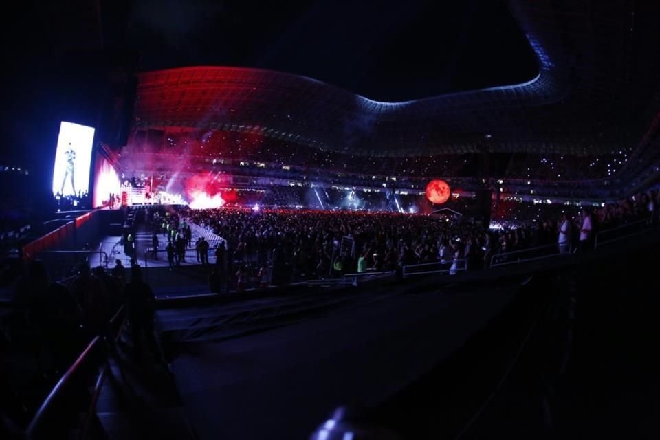 Por el tamaño del escenario fue difícil para el público de cancha apreciar a The Weeknd, pero se colocaron cuatro pantallas.