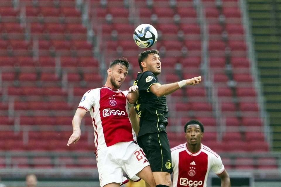 Santiago Gimenez marcó 3 goles ante el Ajax.