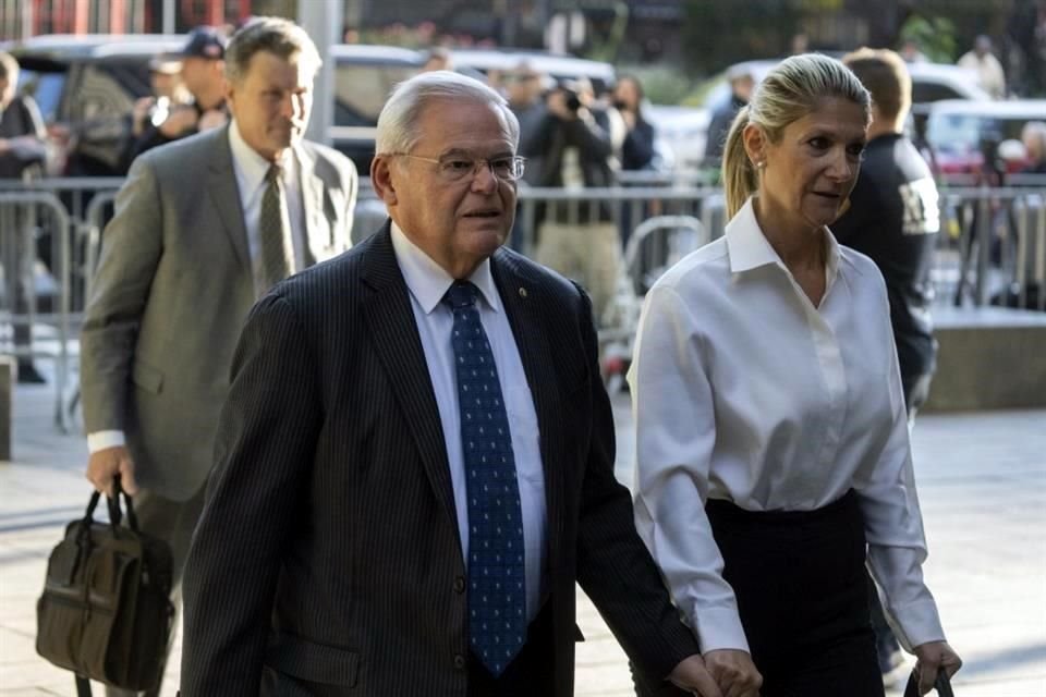 El senador demócrata estadounidense Bob Menéndez y su esposa Nadine Menéndez llegan al tribunal federal de Nueva York para comparecer por supuesta corrupción.