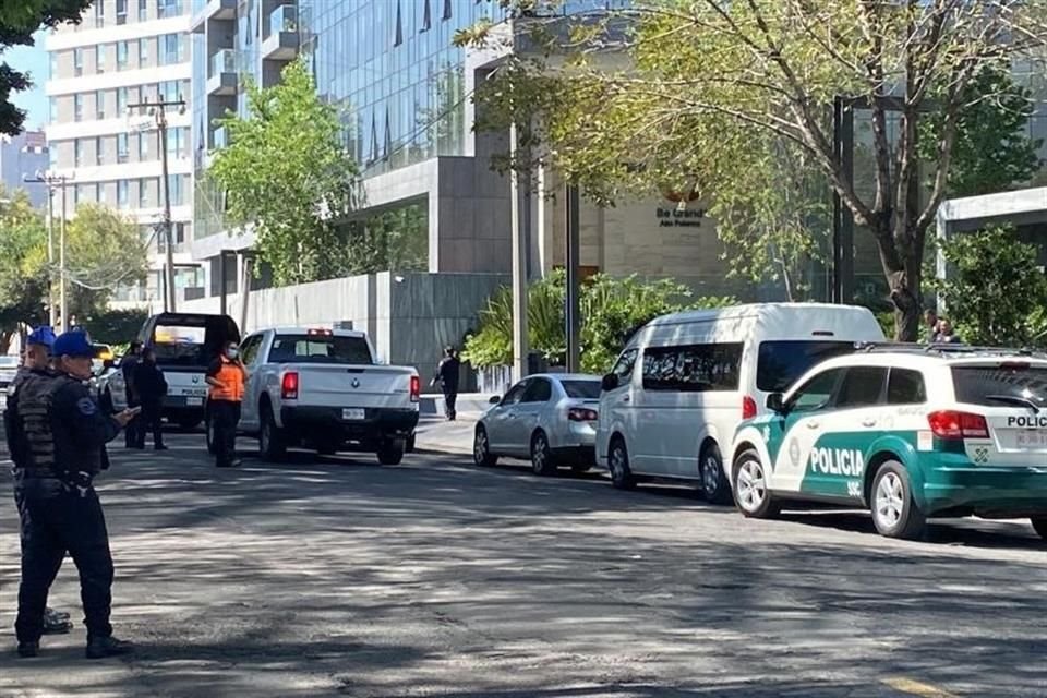 Según testigos, los agresores huyeron a bordo de motocicletas, mientras que el peatón, quien sufrió una lesión en el brazo, se resguardó en un edificio.