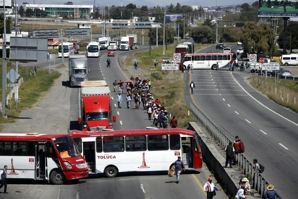 Los pobladores atravesaron camiones del transporte público.