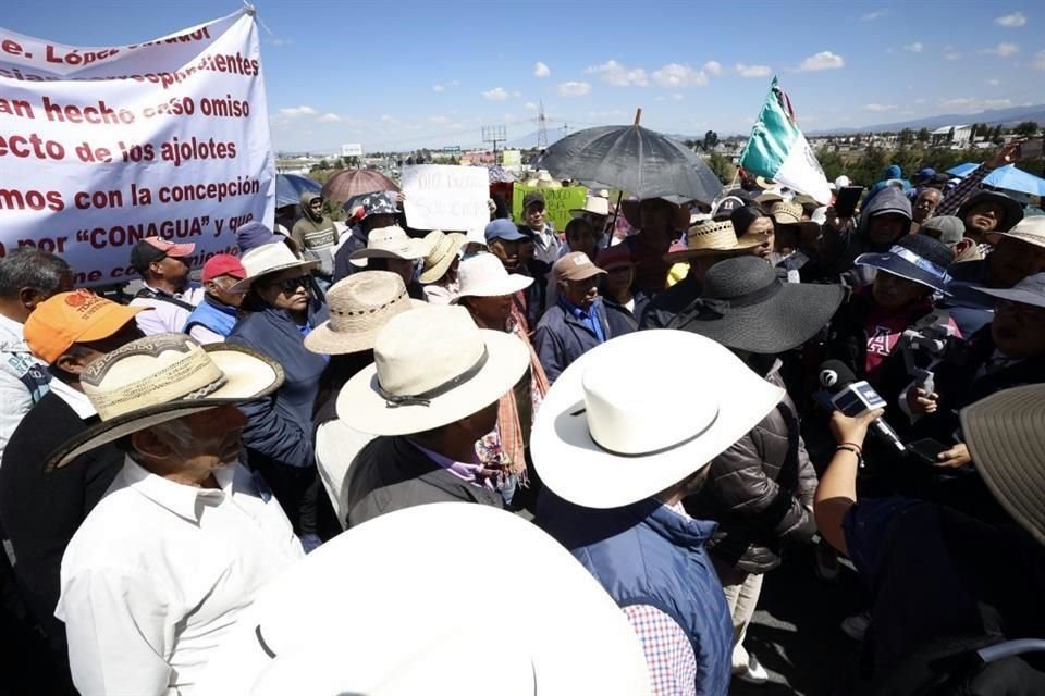 Los habitantes demandan el suministro de agua.