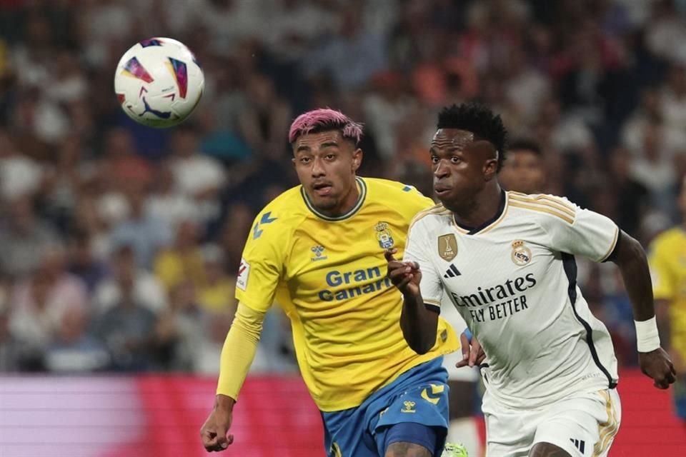 Julián Araujo tuvo la misión de marcar a Vinicius en el segundo tiempo.