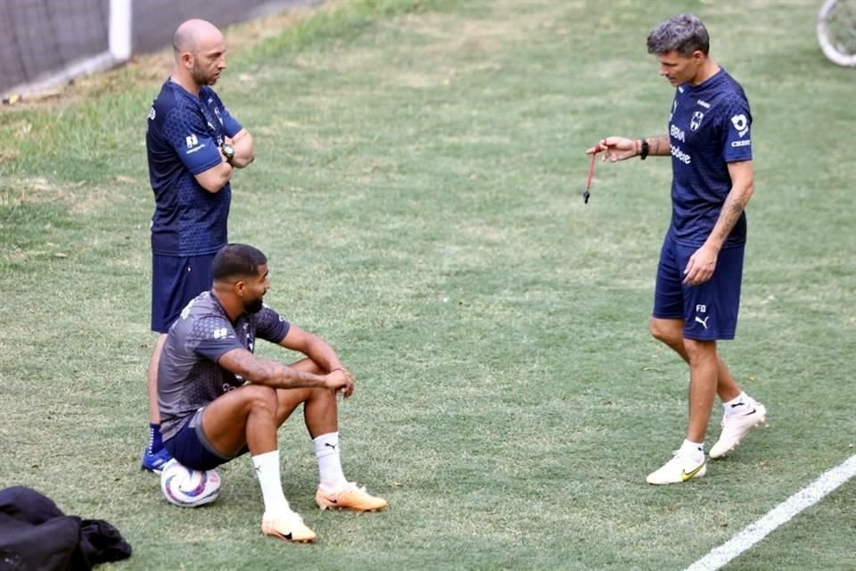 Rodrigo Aguirre podría volver a entrenar la próxima semana, después de más de dos meses sin jugar.