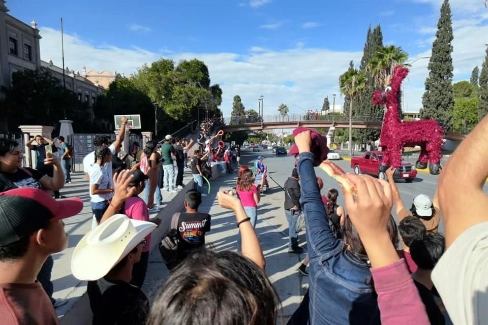 Con la figura de un Burro Pardo, mascota de la institución, estudiantes del Tec Saltillo celebraron la reapertura del Bulevar Venustiano Carranza y el paso de vehículos, luego de un plantón de 9 días.