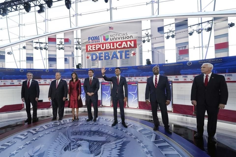 Candidatos durante el segundo debate republicano desde California.