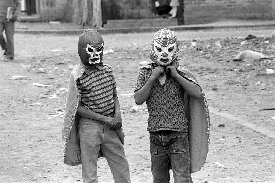 La lucha libre fue una pasión que acompañó a la fotógrafa desde niña. Grobet trabó amistad con muchos de los luchadores y pudo retratar sus entornos y vida familiar.