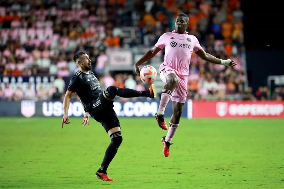 Héctor Herrera suma título en su carrera.