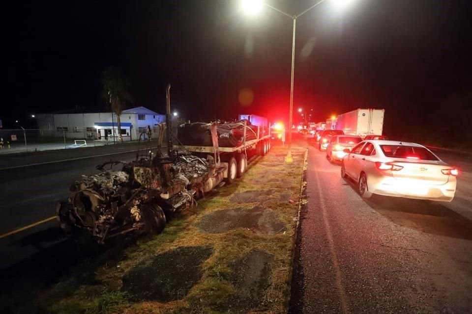 Una de las unidades colocadas por presuntos delincuentes para bloquear la Carretera Nacional fue incendiada, en Hualahuises.