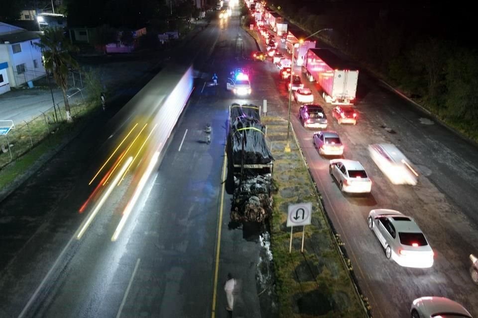 La vialidad a la altura de Hualahuises fue liberada cerca de las 21:00 horas.