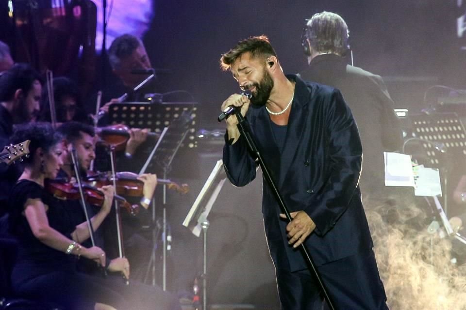 Bajo una Luna casi llena y un cielo estrellado, Ricky Martin deleitó a más de 18 mil asistentes a su sinfónico en el 3 de Marzo.