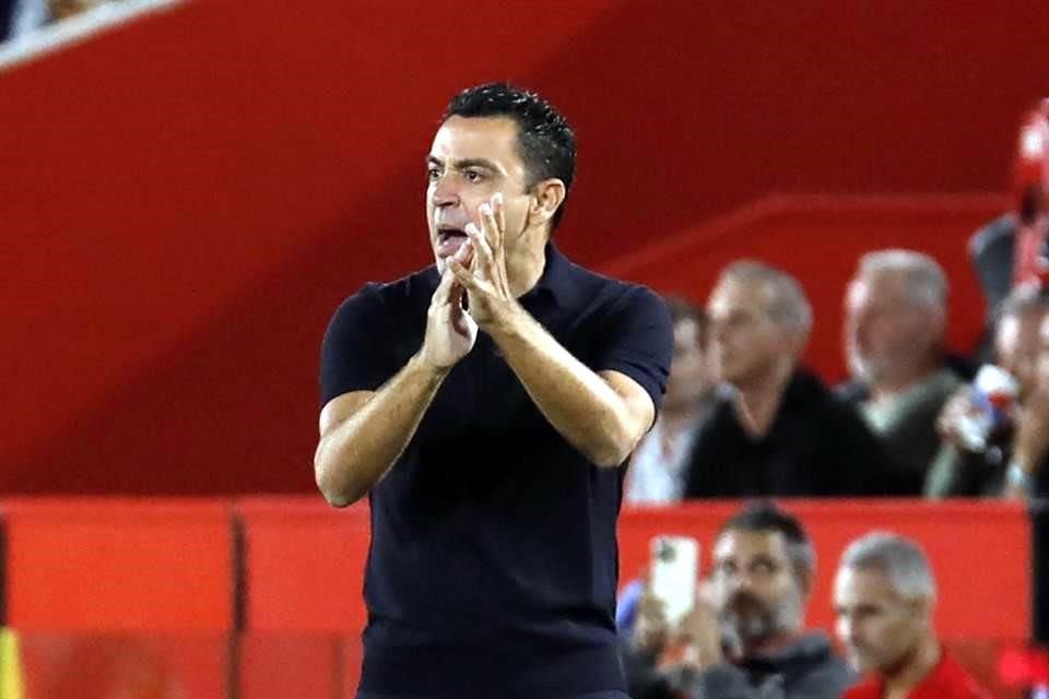 Xavi Hernández se enfoca en su equipo.