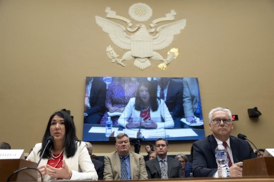 Shelee Kimura, presidenta de Hawaiian Electric, y Mark Glick, jefe de la Oficina de Energía del Estado de Hawaii, durante una audiencia en Washington.