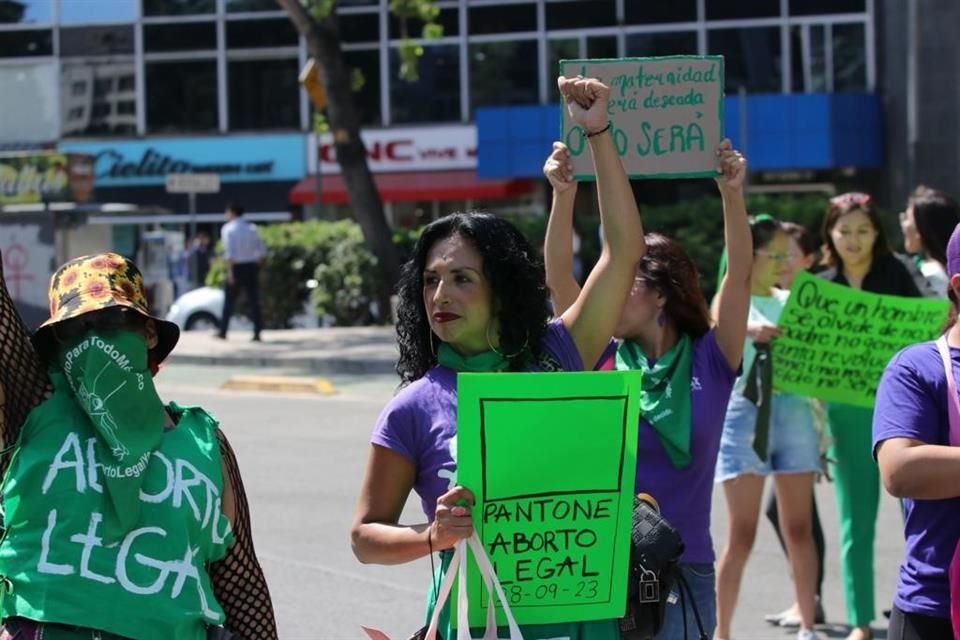 'Abajo el patriarcado, se va a caer, se va a caer. Arriba el feminismo que va a vencer', corean las jóvenes reunidas para conmemorar este 28 de Septiembre. 