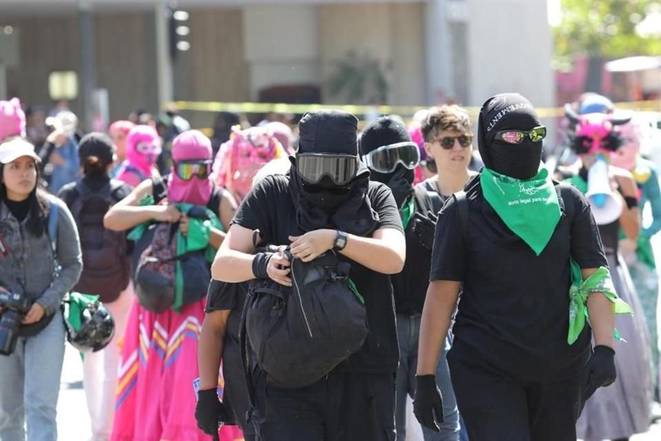 Se registra la presencia del contingente del 'Bloque Negro' en Paseo de la Reforma con destino al Zócalo capitalino.