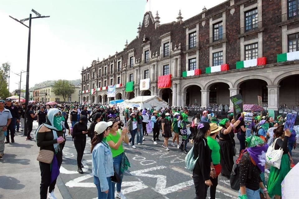 Las mujeres congregadas frente al Palacio de Gobierno en Toluca.