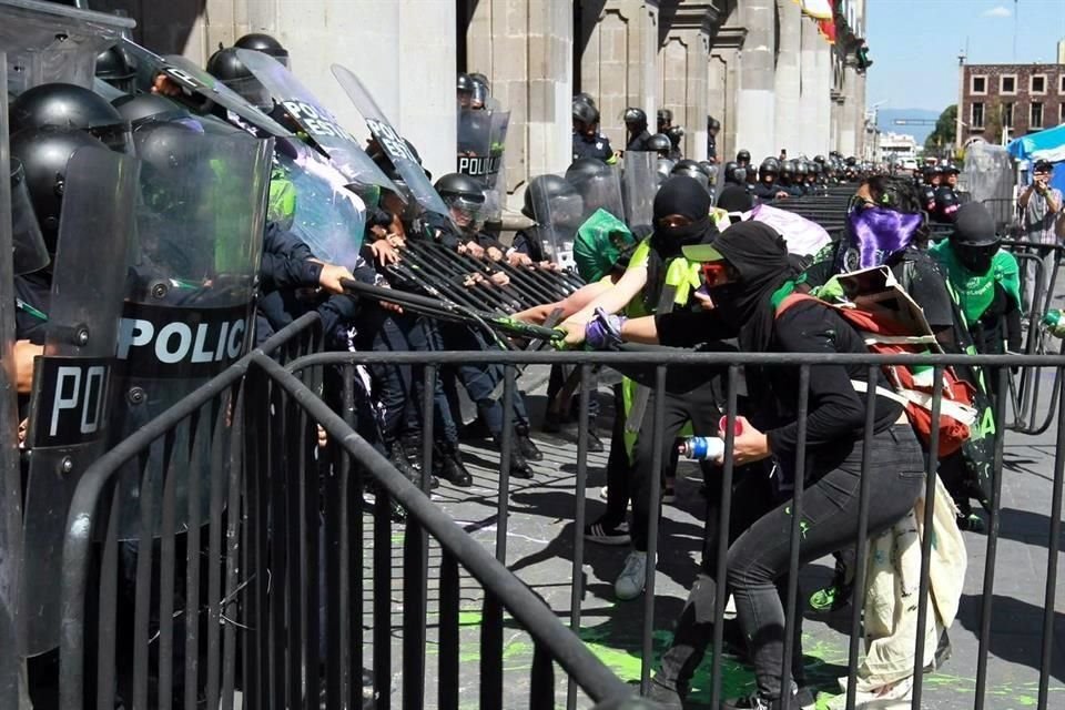 Durante la manifestación hubo un enfrentamiento entre encapuchadas y fuerzas de seguridad.