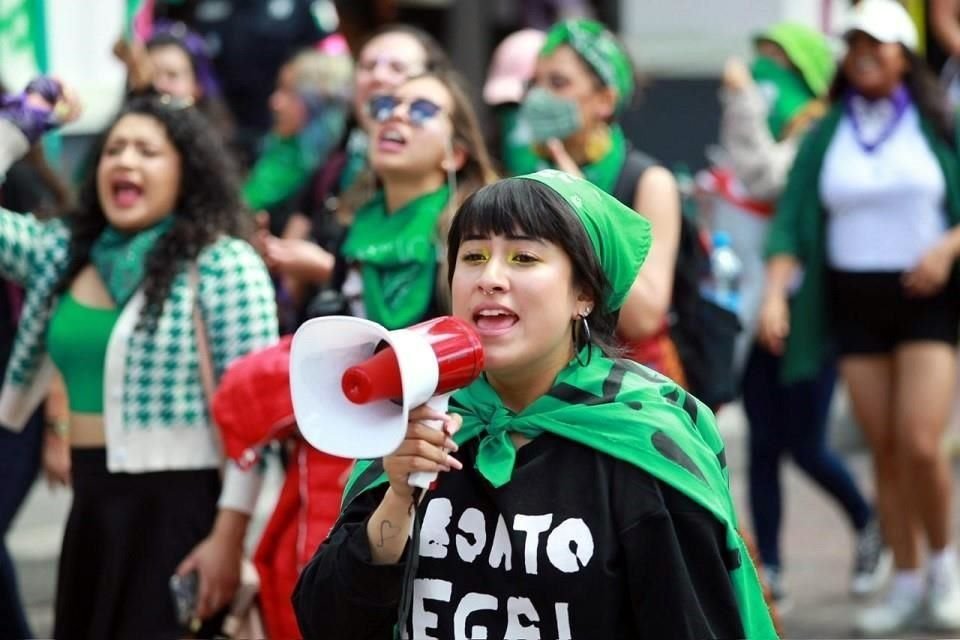 Feministas durante la marcha a favor del aborto en Toluca, Estado de México.