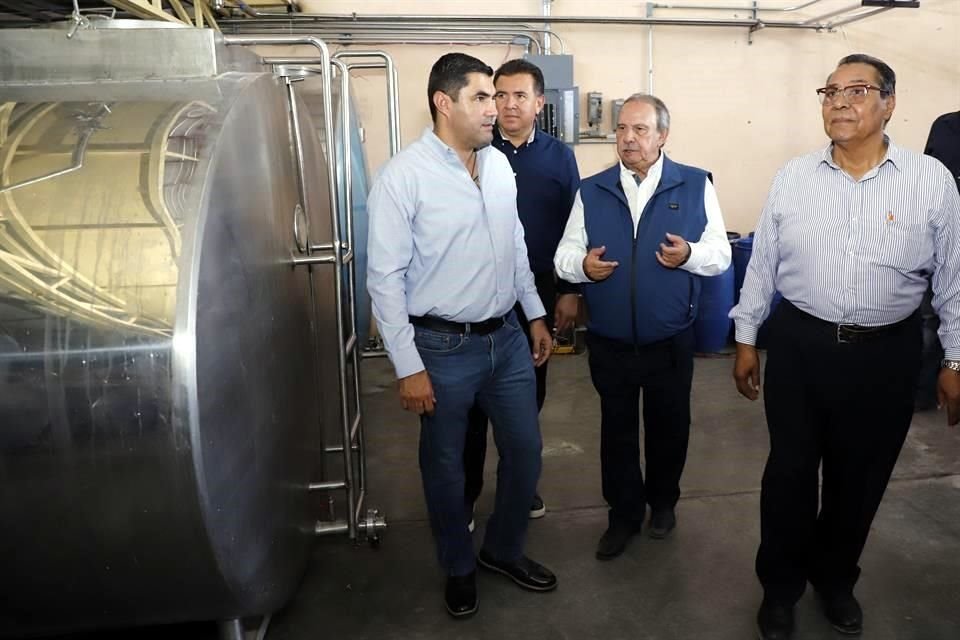 David Ruiz (izq. a der.), Alcalde de San Pedro de las Colonias; Gerardo Barrera, de DM Mexicana, y Jesús de la Rosa, de desarrollo rural de ese Municipio, en las instalaciones del Centro de Acopio.